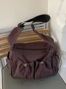 Borsa a tracolla in nylon marrone a scacchi con tasche a coulisse e ampia tracolla