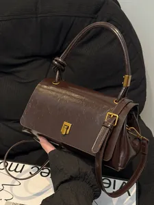 Piccola borsa quadrata vintage in pelle oliata marrone scuro con fibbia dorata elegante