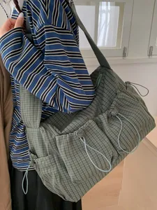 Borsa a tracolla in nylon a scacchi verde militare con tasche con coulisse