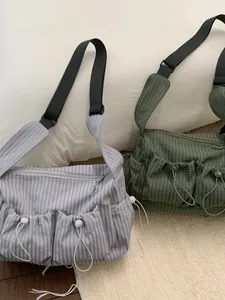 Grandi borse a tracolla in nylon minimaliste con strisce grigie e quadri verde scuro