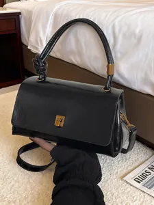 Borsa a mano in pelle nera lucida con chiusura dorata e manico superiore con nodo unico