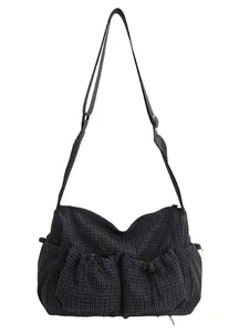 Borsa a tracolla in nylon a quadretti neri con tasche a coulisse e tracolla regolabile