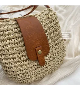 Détail de la texture tressée et rabat en cuir marron avec boucle en métal doré