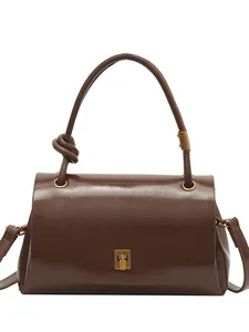 Piccola borsa a mano quadrata in pelle lucida marrone scuro con fibbia dorata e manico