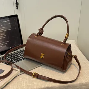 Borsa a mano in pelle marrone con manico tondo e tracolla regolabile per lo stile ufficio