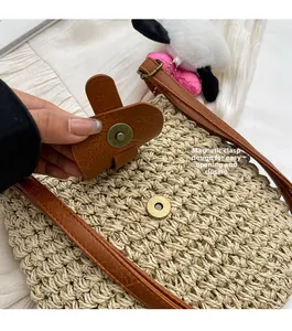 Détail du sac bandoulière tissé montrant la fermeture magnétique et le rabat en cuir