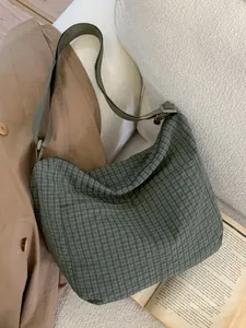 Borsa a tracolla scozzese verde scuro minimalista con tracolla regolabile e tasca frontale