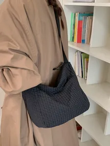 Borsa a tracolla in tela a quadri bianchi e neri minimalista con coulisse e tracolla regolabile