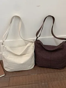 Borsa tote in tela a scacchi alla moda con spazioso design a mezzaluna per uso quotidiano