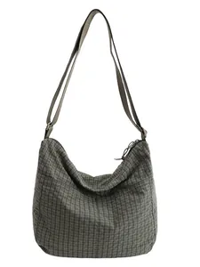 Borsa a tracolla a quadretti verdi alla moda con tracolla regolabile e tasca frontale