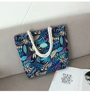 Détail du sac cabas en toile à motif de feuilles tropicales avec anses en corde de coton