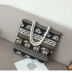 Détail du sac cabas en toile avec motifs éléphants et poignées en corde épaisse