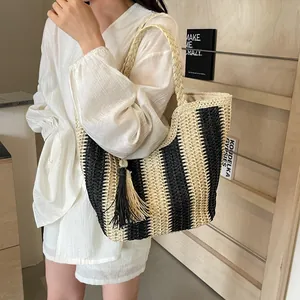 Grande borsa tote in paglia a righe con ciondolo a nappa e spallacci in corda intrecciata