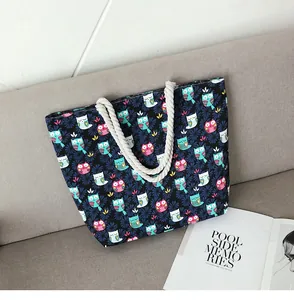 Détail du sac de plage en toile avec motif de chouettes et marguerites et anses en corde