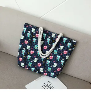 Détail d'un cabas en toile avec imprimé chouette et poignées en corde de coton blanc épais