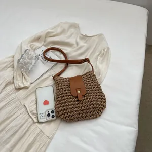 Sac à bandoulière en paille tressée avec lanière en cuir marron pour les vacances à la plage