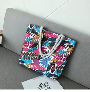 Détail du sac en toile à imprimé tropical avec poignées en corde épaisse pour la plage d'été