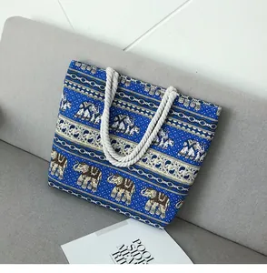 Détail du sac fourre-tout en toile bleu marine avec motifs éléphant et anses en corde