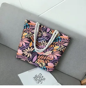 Détail du sac en toile imprimé feuilles tropicales avec poignées en corde épaisse