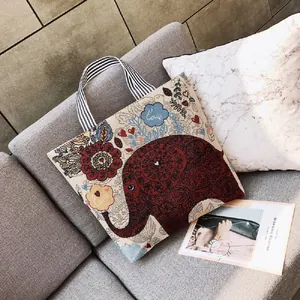 Borsa tote minimalista in tela beige con elefante rosso e ricamo floreale con scritta Love