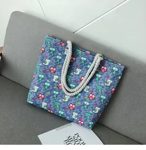 Détail du sac cabas en toile bleue avec imprimé hibou et poignées en corde de coton