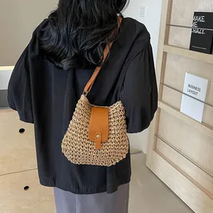 Sac à bandoulière en paille tissée avec rabat en cuir marron pour la plage et l'été