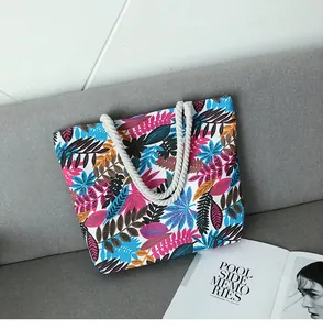 Détail du sac cabas à imprimé tropical avec poignées en corde de coton blanche