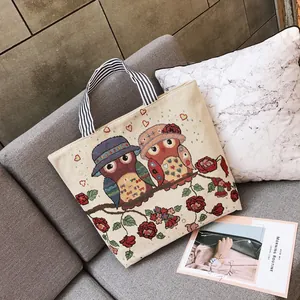 Borsa tote in tela con ricamo a forma di gufo e manici a righe bianche e nere