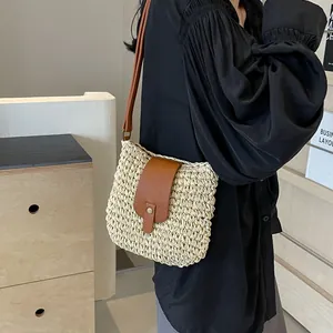 Sac Bandoulière Décontracté en Paille Tissée pour Femmes Avec Rabat en Cuir PU Style Bohème Été Plage Sac à Épaule Vintage Boucle Magnétique Petit Sac Carré
