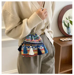 Vue détaillée du sac seau bohème avec motifs colorés et décorations à franges