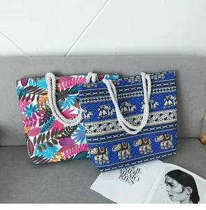 Détails de sacs cabas en toile avec motifs tropicaux et éléphant et anses en corde