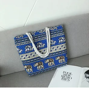 Vue détaillée du sac fourre-tout en toile avec motifs éléphants et anses en corde