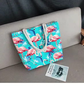 Détail du sac fourre-tout en toile avec imprimé flamant rose et anses en corde