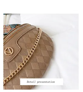 Detail der braunen gesteppten PU-Leder Brusttasche mit Goldkette und Web-Schultergurt