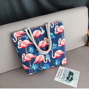 Détail de l'imprimé flamant rose sur sac en toile avec poignée en corde de coton