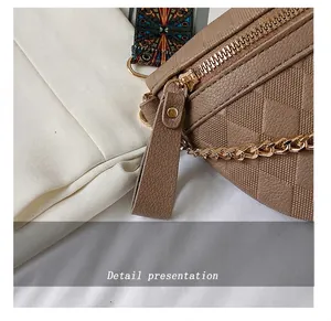 Detailansicht der khakifarbenen PU-Tasche mit Reißverschluss und buntem Web-Schultergurt