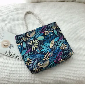Détail du sac cabas en toile avec imprimé tropical vibrant et anses en corde de coton