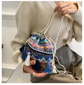 Détail du sac seau bohème tissé coloré avec des glands décoratifs en coton