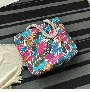 Détail du sac cabas en toile à imprimé tropical avec poignées en corde tressée épaisse