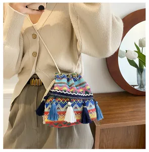 Sac seau bohème en maille colorée avec franges bleues et fermeture à cordon