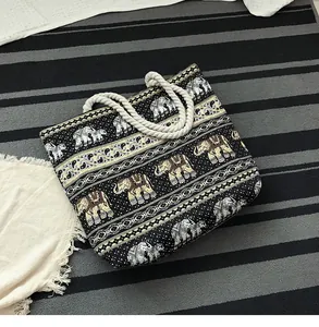 Détail du sac cabas en toile bohème avec imprimé éléphant et poignées en corde de coton