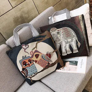 Dettaglio ravvicinato della borsa tote in tela jacquard con ricamo artistico