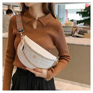 Detail der cremefarbenen gesteppten PU-Ledertasche mit Goldkette und Vintage-Gurt