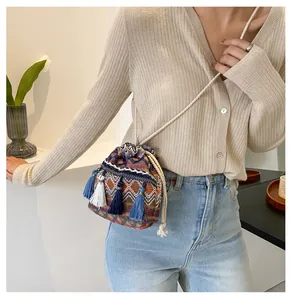Vue détaillée du sac seau bohème avec motifs géométriques et longues franges décoratives