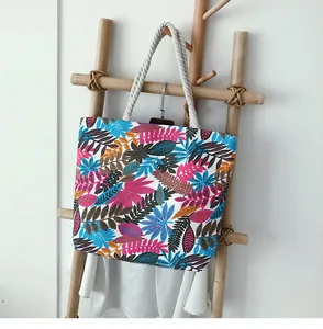Détail d'un cabas à imprimé feuilles tropicales avec bandoulière en corde nouée