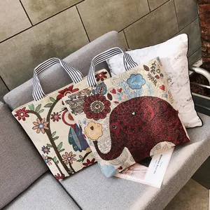 Dettaglio della borsa tote in tela jacquard ricamata con motivi di elefanti e fiori