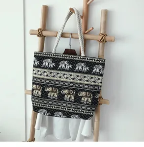 Détail d'un sac cabas en toile à imprimé éléphant avec anses en corde de coton blanc
