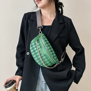Grüne Crossbody-Brusttasche mit Karomuster, breitem Gurt und goldener Kette
