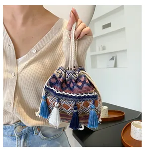 Détails du sac seau ethnique tissé avec broderie géométrique et glands colorés décoratifs