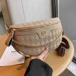 Beige gesteppte Gürteltasche aus Leder mit Goldkette und buntem Stickriemen